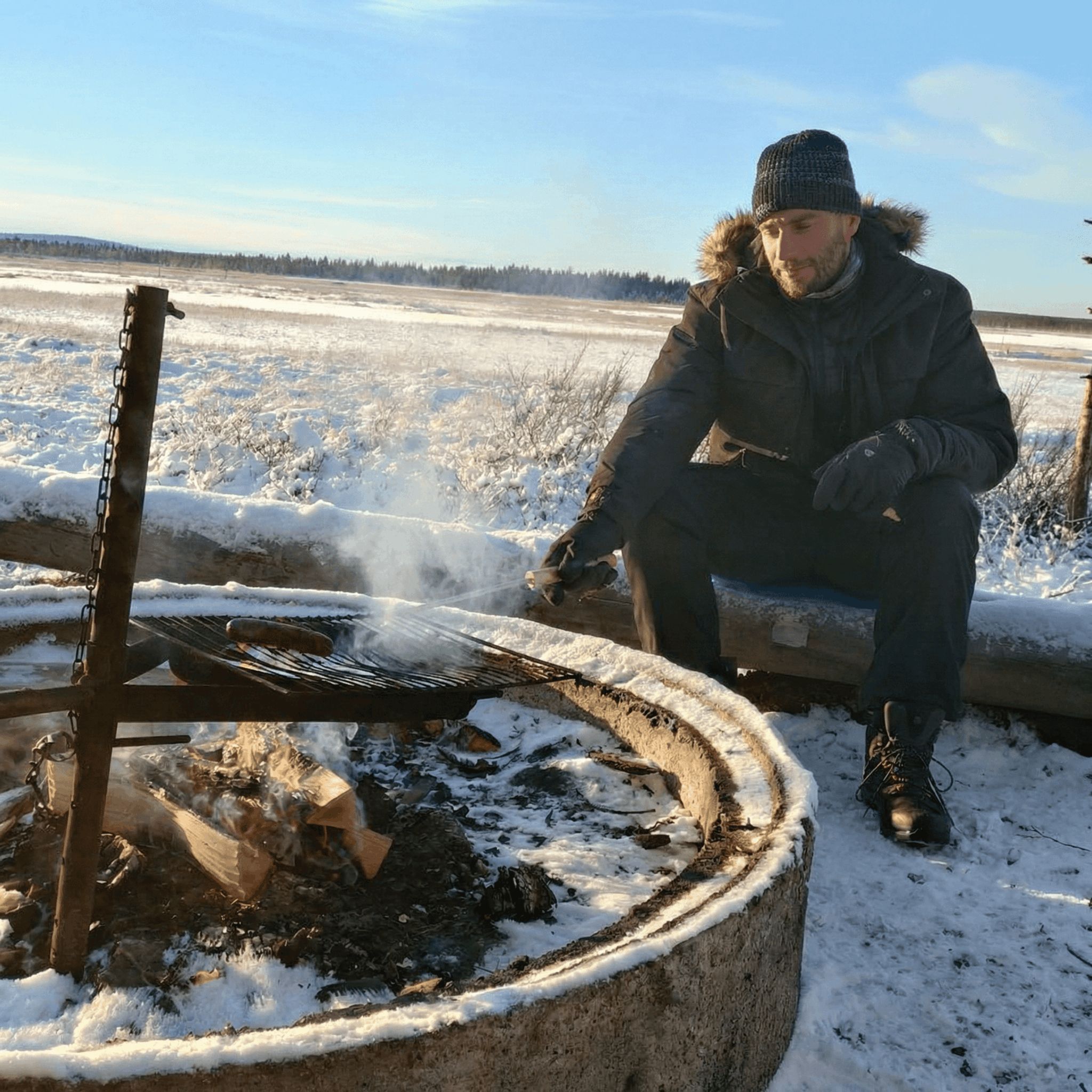 Grilling makkara sul fuoco della Mökki