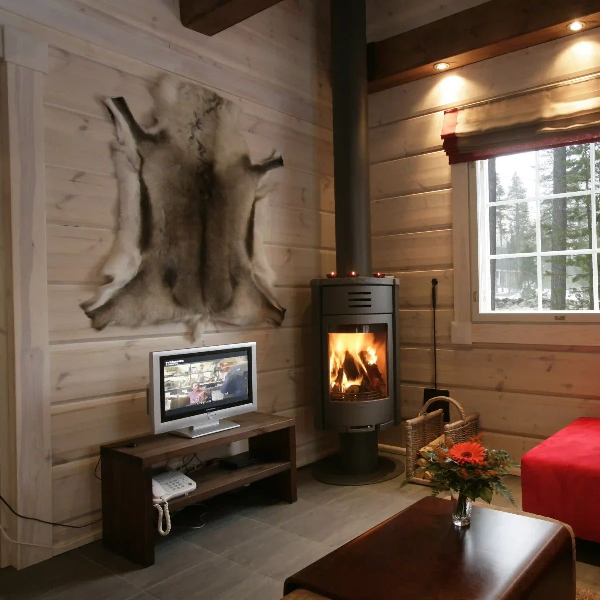 Pelli di renna appese in un cottage finlandese con camino