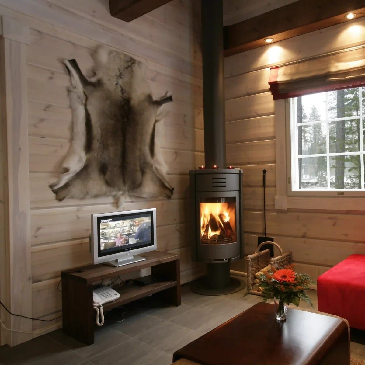 Pelli di renna appese in un cottage finlandese con camino