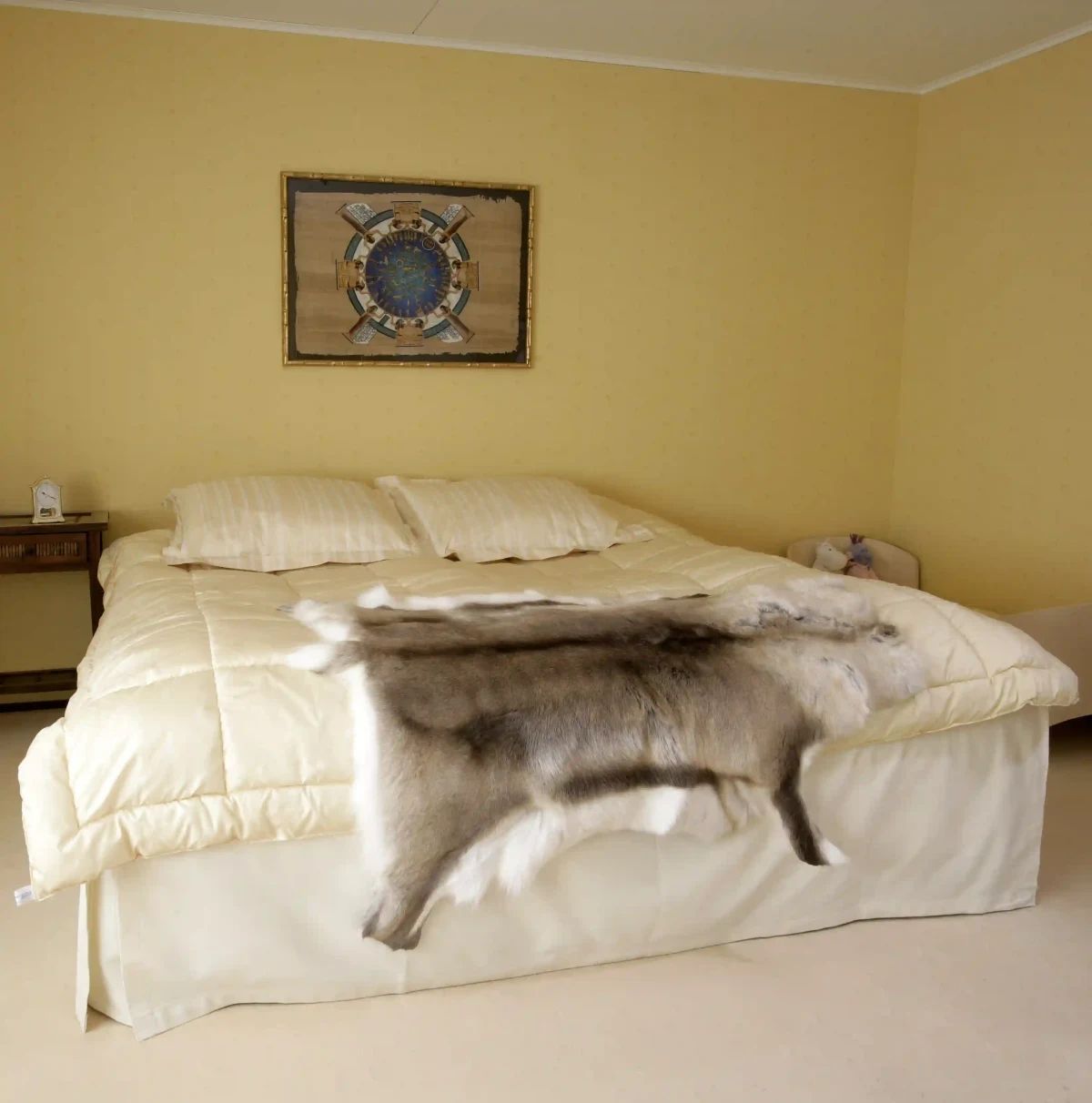 Pelle di renna come copriletto in camera da letto