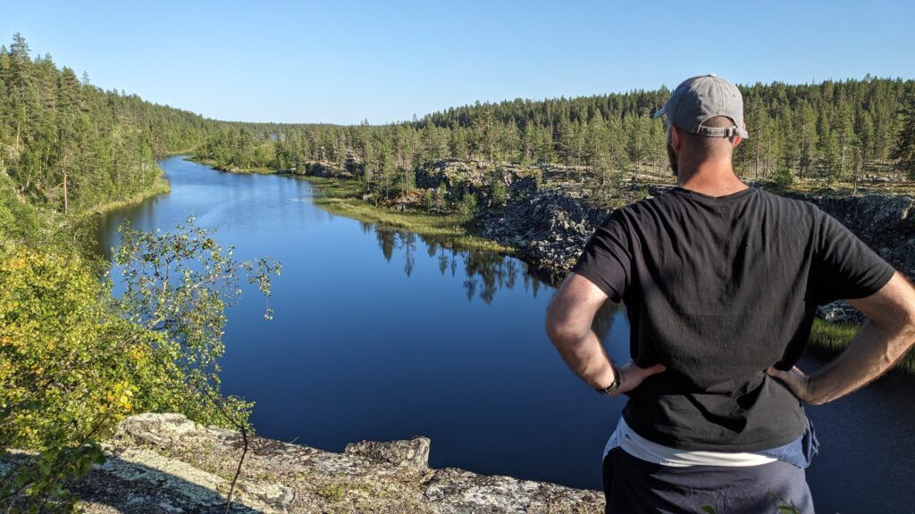 Lapponia estiva con cieli chiari e natura aperta